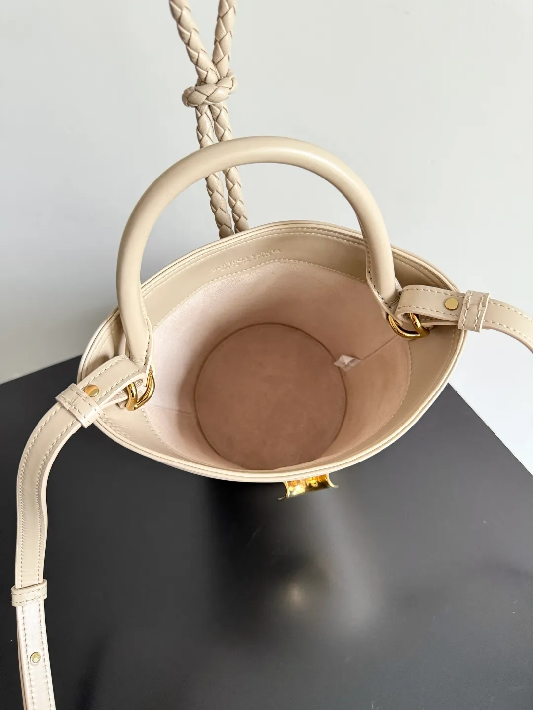 Batch 1620 BOTTEGA VENETA 2025 new women's LIBERTA small bucket bag The wind of "freedom" is still blowing towards summer🫧Unique bag shape and large enough capacity. This kind of small bag has always been very popular in summer. It can easily store essential items such as sunscreen and mini 5-fold umbrella when carrying it when going out. It uses braided knots and horseshoe buckle shapes. The metal ring is used for opening and closing, and the classic weaving is only used as an embellishment here, giving way to the simplicity of all-leather. It is a true combination of innovation and classics. It is also equipped with a detachable long shoulder strap. Friends who don’t like to carry it on the shoulder can only buy this bag and have more choices. Style number: 815244 Size: 22*18*15cm